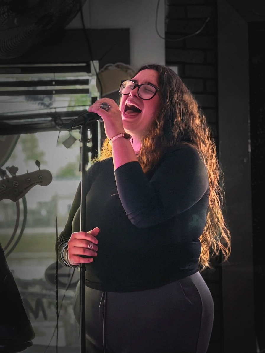 Ten Mile Bay lead singer Emma performing live